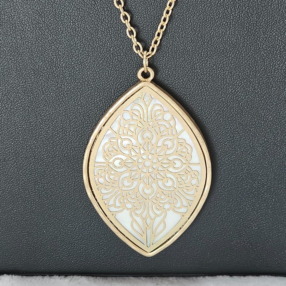 C1946 Mother of Pearl MOP Filigree Floral Mandala Pendant Necklace Gold Tone - Picture 2 of 7